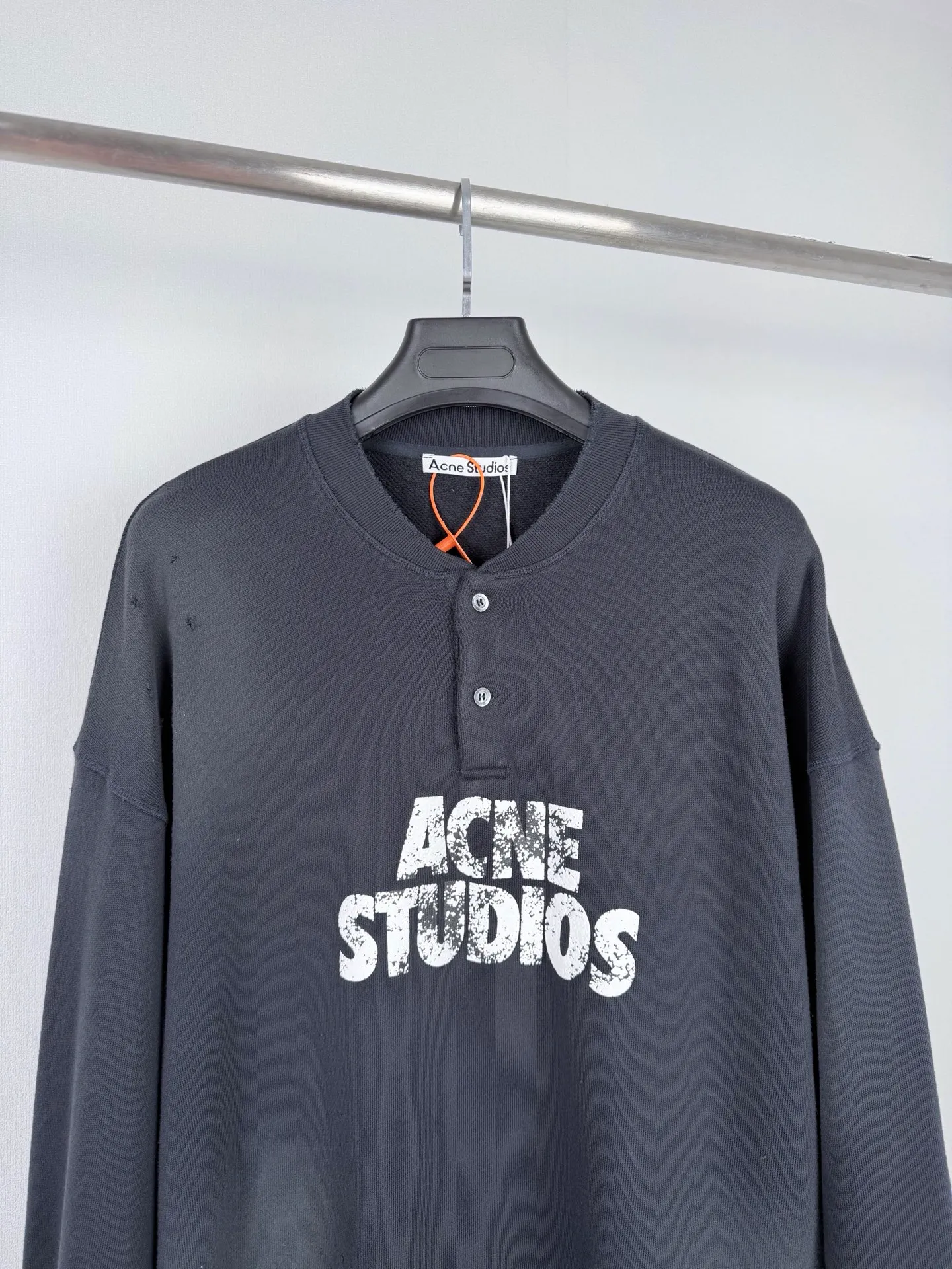 Acne Studios logo-printed distressed sweatshirt, custom-made fleece-soled sweatshirt, thick and soft, warm to the touch, Cream White ready-to-wear, warm matte texture spread across the fabric, slowly spreading the unique Scandinavian cool and luxurious charm, Henry collar half-button placket outlines the soft collar line, elegantly modifies the neck contour, mottled red brand letter print engraved on the body, Retro worn texture contains narrative heritage Ribbing tightly locks the cuffs and hem, firmly shaping the body, loose and relaxed shoulder silhouette, eliminating redundant decorations. The collision between the soft background color and retro printing interprets the minimalist, relaxed and elegant style of Acne Studios. Process 1: Use an imported fully automatic flat screen printing machine to print the special printing slurry containing microcapsule foam particles on the surface of the fabric. After being heated in a high-temperature drying tunnel, the microcapsules in the slurry expand and swell when cooled and set. Process 2: Gradient distressed spray process. By spraying dyes of different colors on the surface of the fabric, the clothes can show rich color changes under different lights and increase the visual layering. Process 3: Positioned manual fraying. Local friction and wear on the fabric through manual operations. The surface of the fabric will form a natural damage effect. It is time-consuming and labor-intensive. The daily output is low. Process 4: The fabrics have been fermented and washed. The hand feel and texture are better. It is not easy to deform, not easy to shrink, not easy to fade, and maintains long-term beauty. Accessories: Customized 1:1 Acne buttons Customized 1:1 Acne trademark Version: Loose version Size: S M L XL
